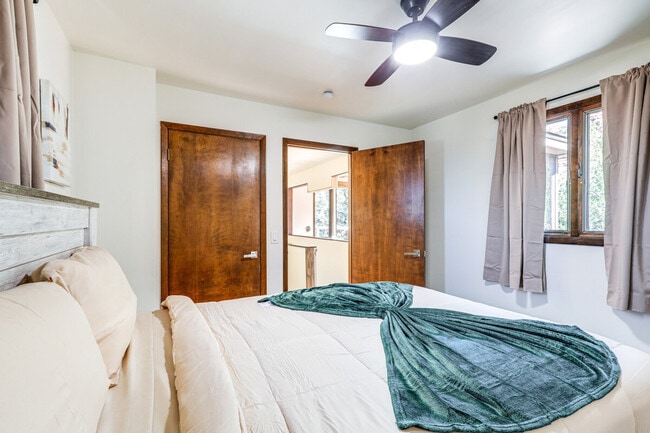 Building Photo - 10 Robbers Roost