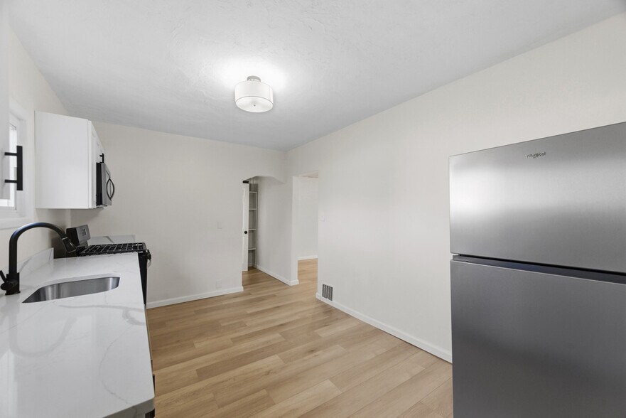 Building Photo - 423 2nd Ave