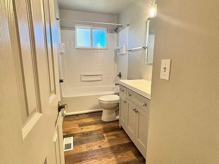 Building Photo - 4725 Nelson St