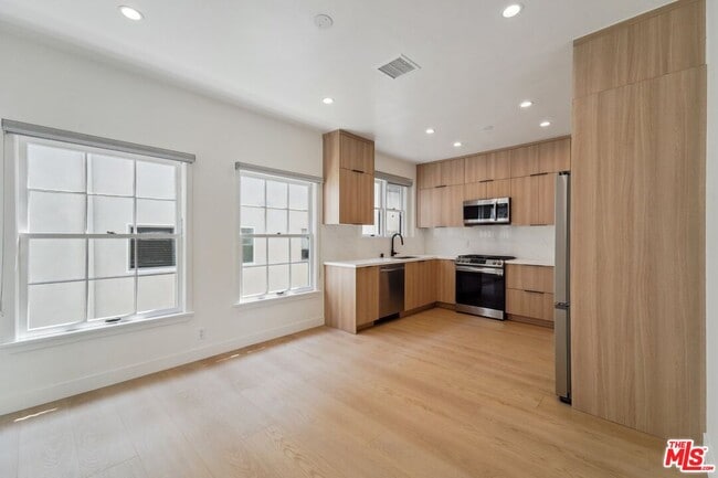 Building Photo - 9122 W 3rd St
