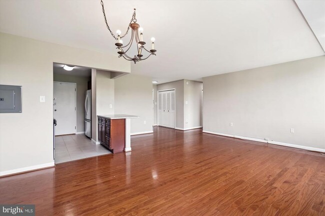 Building Photo - 10401 Grosvenor Pl