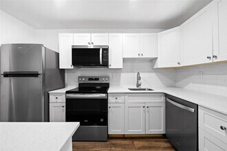 Building Photo - 1100 Crystal Lake Dr