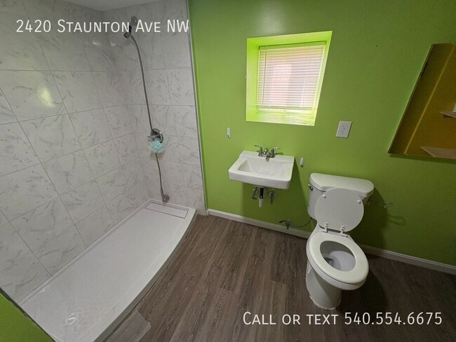 Building Photo - 4 Bed 2 Bath House off Orange Ave! (EXCUSE...