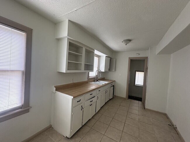 Building Photo - Charming 3-Bed Home in North Tulsa with Sp...