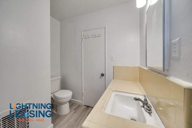 Building Photo - 14753 1/2 Vanowen-4B