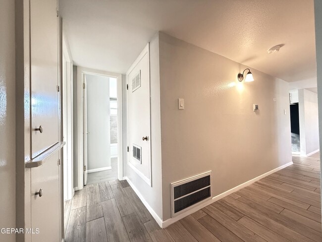 Building Photo - 10180 Saigon Dr