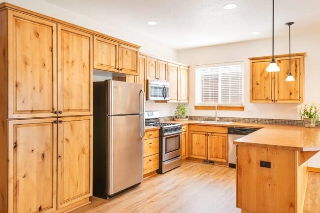 Building Photo - 3/2.5 home in SE Bend close to shopping an...