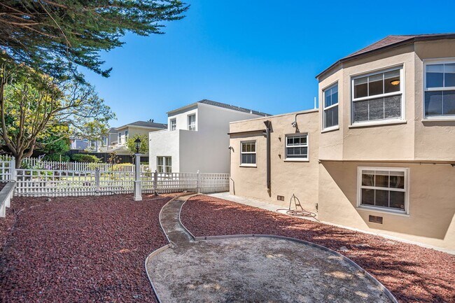 Building Photo - LAKESIDE HOUSE FOR RENT - $5,400