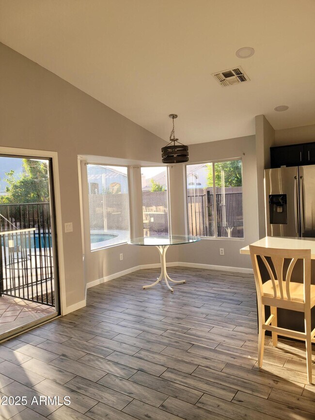 Building Photo - 2634 S Vineyard