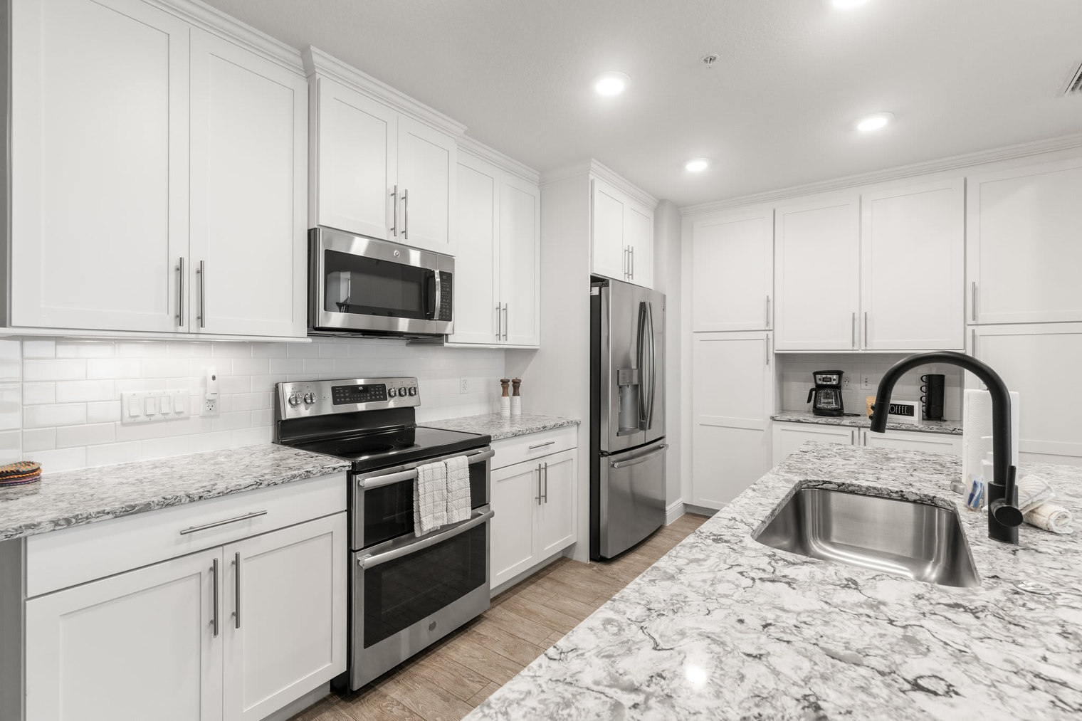 Building Photo - 380 Aruba Cir