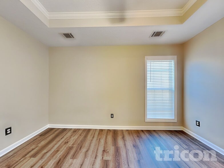 Building Photo - 2002 Dundee Way