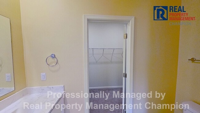 Building Photo - Beautiful and Spacious End Unit Townhouse