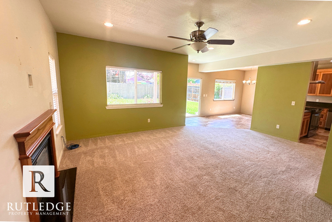 Building Photo - STUNNING 3 Bed/2.5 Bath House in Medford