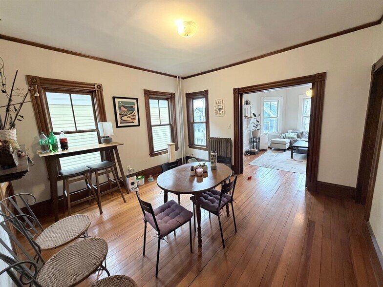 Building Photo - 13 Linden Ave