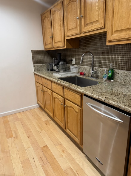Kitchen - 8550 Holloway Dr