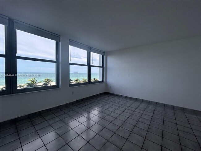 Building Photo - 2899 Collins Ave