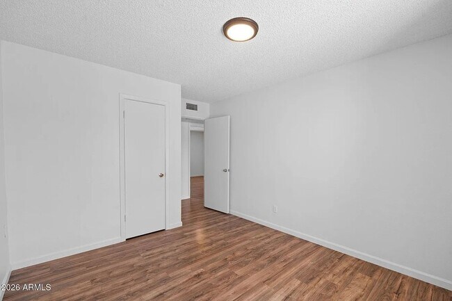 Building Photo - 1664 E Del Rio Dr