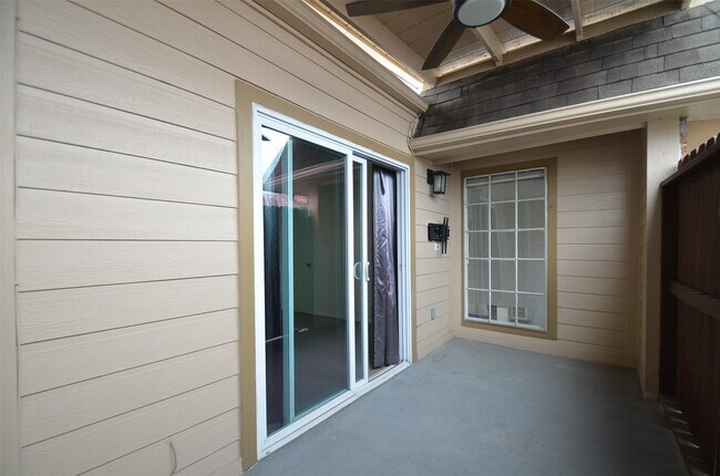 Building Photo - 5524 Beverly Hill St