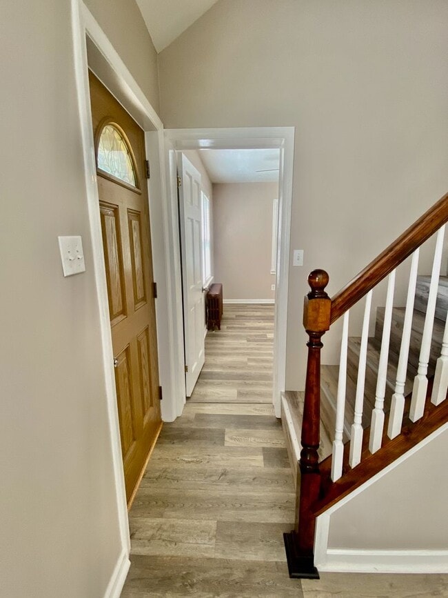 Building Photo - SPACIOUS 4 BED/2 BATH HOUSE-Luxury Vinyl F...