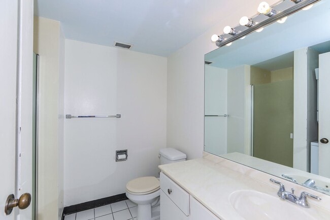 Building Photo - Aloha Towers - 2 bedroom, 2 bath corner unit with 1 covered parking stall