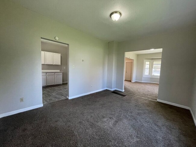 Building Photo - 640 Nesslewood Ave