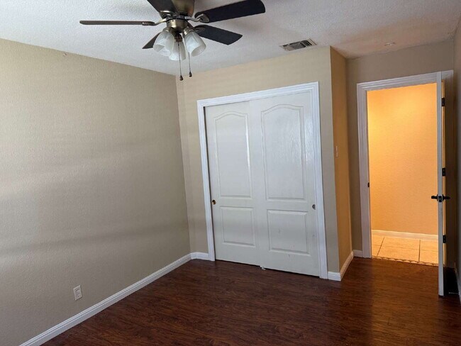 Building Photo - Beautiful Kitchen and Open Floor Plan