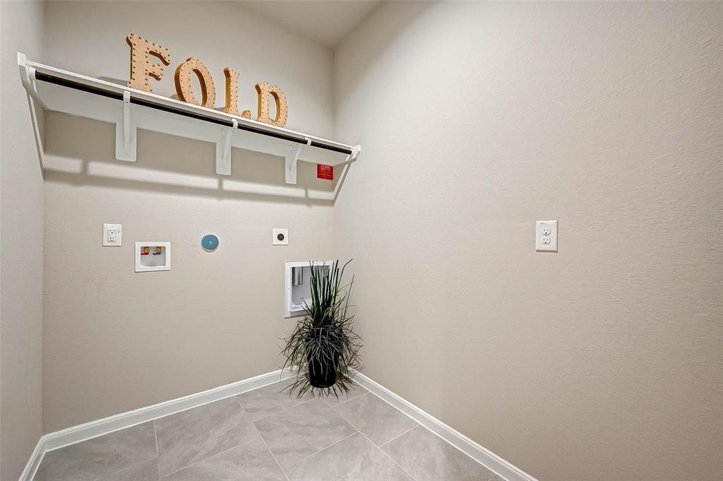 Building Photo - 8527 Golden Field Dr