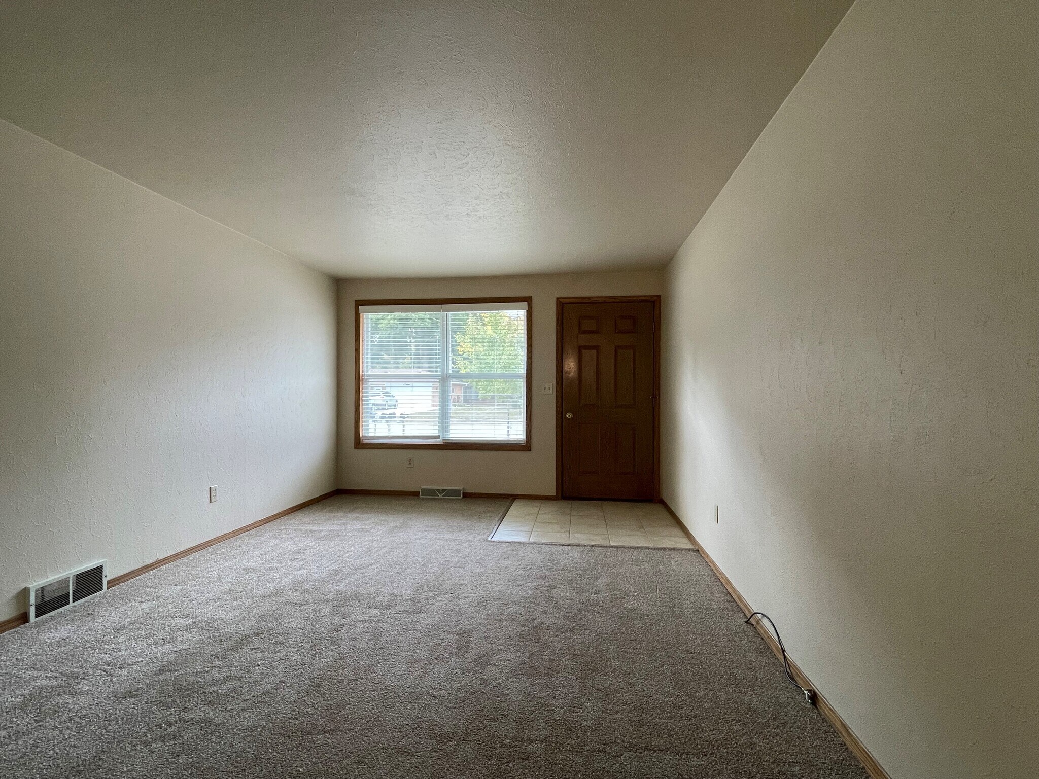 Building Photo - 1380 Cardinal Ln