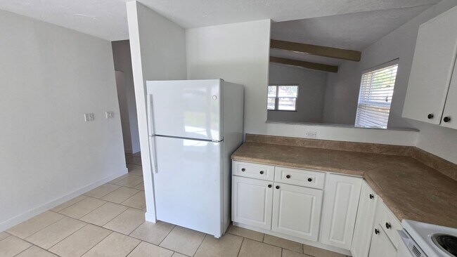 Building Photo - Charming 2BR/2BA + 1 car garage with Large Backyard in Sarasota