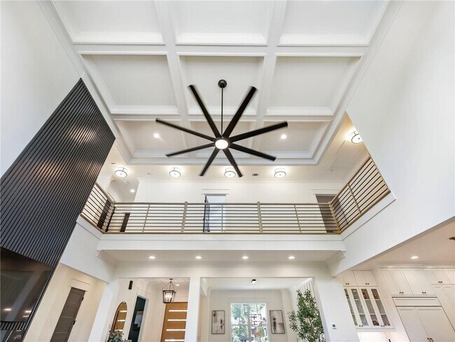 Building Photo - 566 Versailles Dr