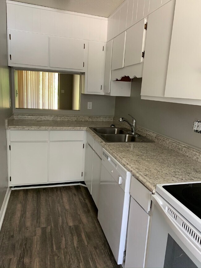 Building Photo - Townhome For Rent