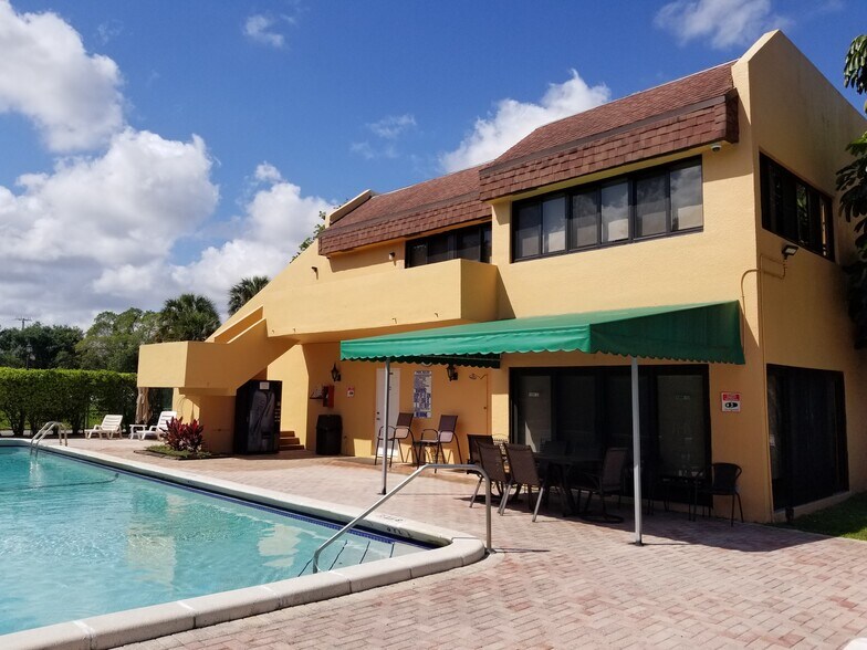 Building Photo - 430 Commodore Dr