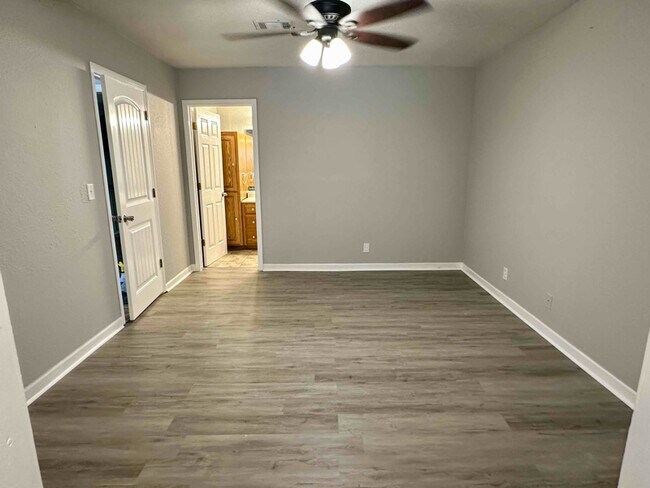 Building Photo - 1109 E Fredrickson Dr