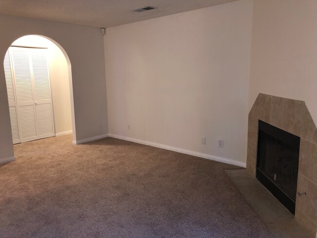 Building Photo - MOVE IN READY! 3 BEDROOM, 2 BATH CONDO IN ...