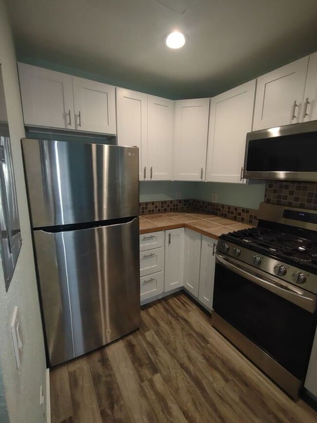 Building Photo - Studio Apt in Private Setting