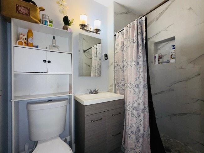 Building Photo - 2615 N Beaumont Ave