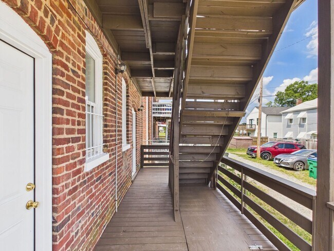 Building Photo - 204 Wellford St