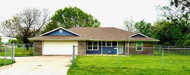 Building Photo - Charming 3-Bed, 2-Bath Home in China Sprin...