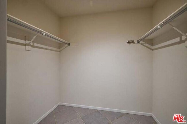 Building Photo - 2552 Navarra Dr