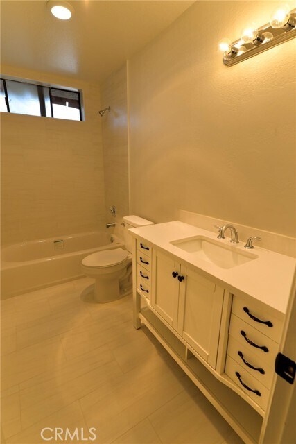 Building Photo - 103 El Oriente