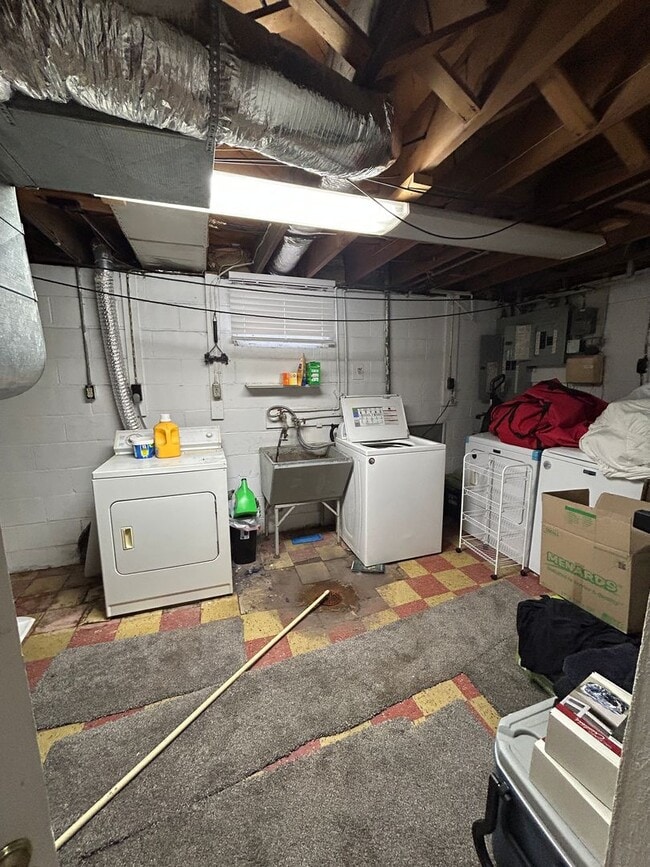 Building Photo - Lovely 2 bedroom Upstairs of a Duplex for Rent