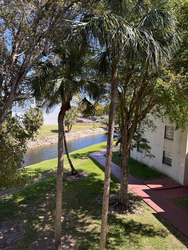 Building Photo - 10845 SW 112th Ave