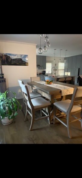 Building Photo - 213 Sutton Way