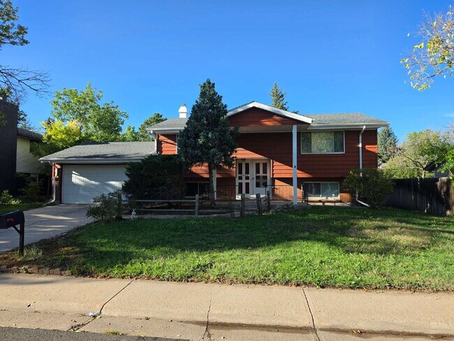 Building Photo - "Charming 3-Bed Retreat with Finished Basement & Cozy Fireplace in Aurora!"