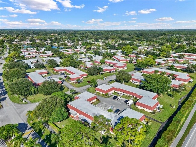 Building Photo - 102 Amherst Ln