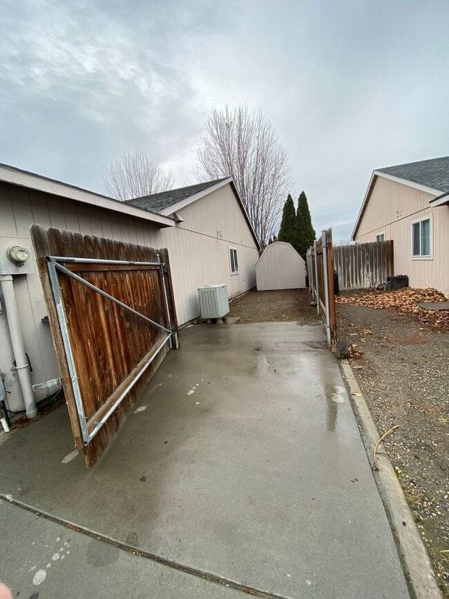 Building Photo - 8807 W Bonnie Ave