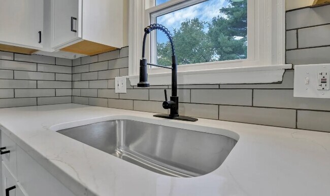 Building Photo - 11715 Village Way Dr