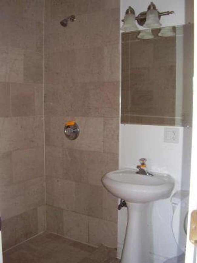 Building Photo - 3 Bedroom 2 Bath Spacious Condo