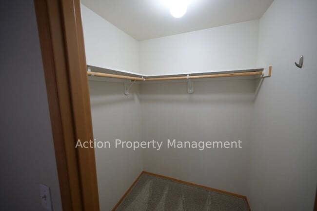 Building Photo - 2 bed 1 bath apartment in Port Angeles, close to Peninsula College and the Olympic National Par