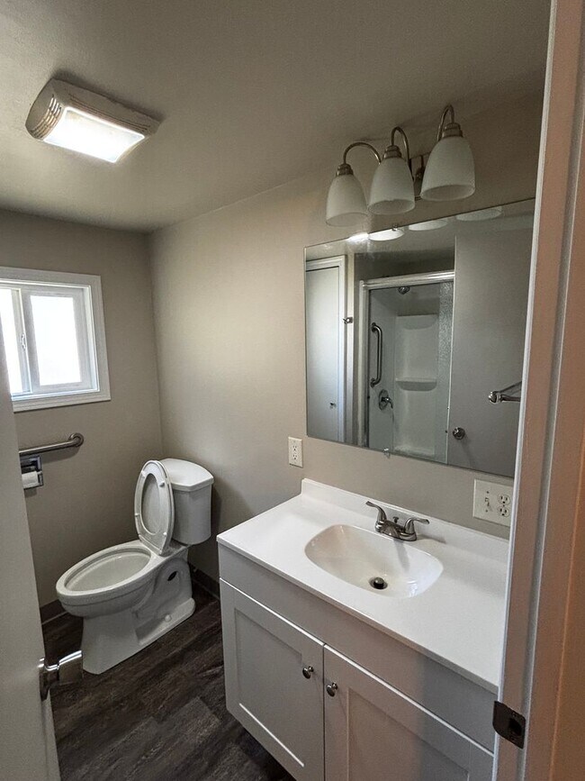 Building Photo - Remodeled 3 bed/ 2 bath with a sperate bon...